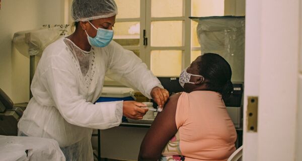Cabo Frio recebe novas doses e vacina pessoas de 42 anos contra Covid até sábado (10)