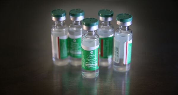 Secretaria Estadual de Saúde distribui 292 mil doses de vacinas Oxford AstraZeneca neste sábado (17)