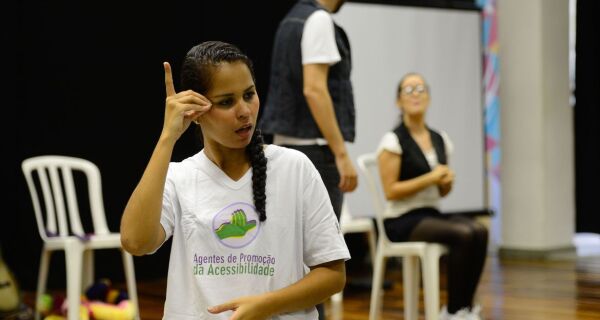Surdos defendem Libras como segundo idioma oficial do Brasil