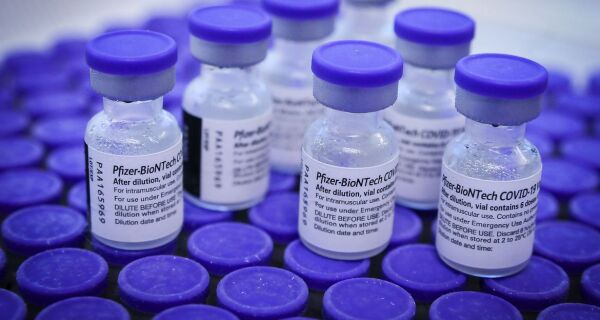 Governo do Estado distribui 348,6 mil doses da vacina da Pfizer contra Covid-19
