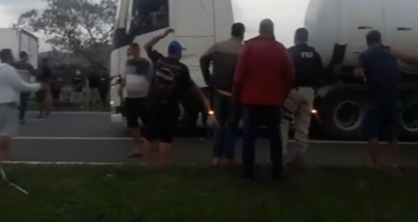 Seropédica e Campos dos Goytacazes têm protestos de caminhoneiros a favor de Bolsonaro