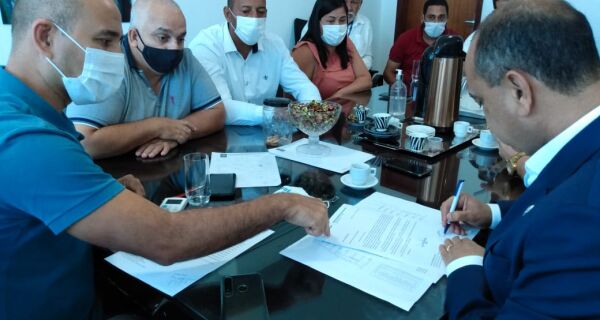 Prefeito de Iguaba Grande assina convênios com o Governo do Estado para obras no município