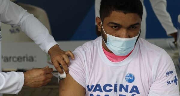 Carnaval seguro no Rio exige cobertura vacinal de 80%, diz relatório