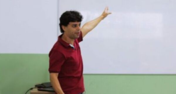 Historiador e autor da Sophia Editora recebe diploma Otime Cardoso dos Santos 