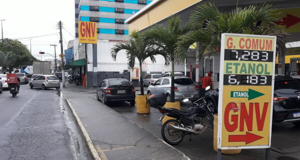 Preço 'absurdo' dos combustíveis nos postos faz motoristas sofrerem para rodar de carro