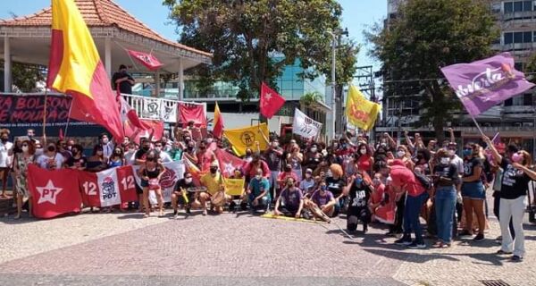Ato contra Bolsonaro reúne manifestantes na Praça Porto Rocha, em Cabo Frio 