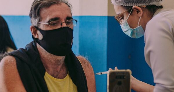 Cabo Frio aplica dose de reforço contra Covid-19 em idosos acima de 60 anos