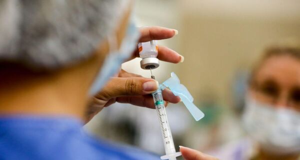 Búzios aplica terceira dose da vacina contra Covid-19 em idosos com idade a partir de 75 anos