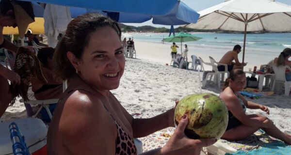 Preço do coco na praia é alvo de reclamações em Cabo Frio