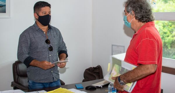 Livro com estudos da APA Pau Brasil em Búzios é entregue ao município