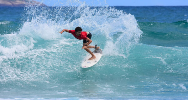 Buziano conquista estadual de surfe profissional em casa, na Praia de Geribá