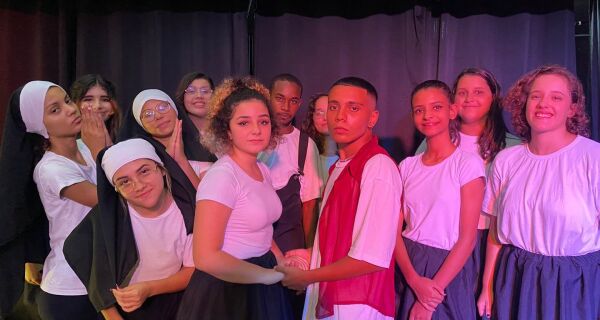 Curso de Teatro LD apresenta releitura musical de Romeu e Julieta em Cabo Frio