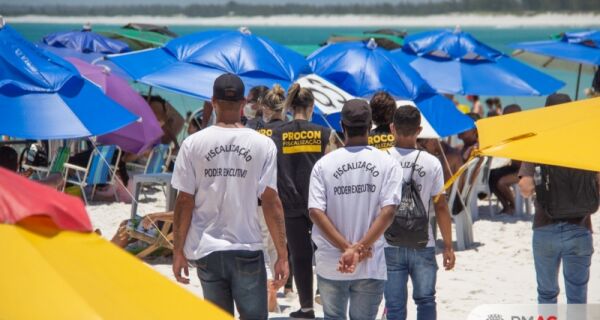 Procon e Segurança Pública realizam operação nas praias em Arraial do Cabo