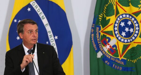 Bolsonaro é internado em São Paulo com desconforto abdominal