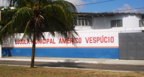 Professores lutam contra fechamento da escola Américo Vespúcio