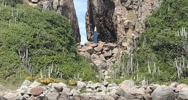 Imagem de Nossa Senhora volta ao seu pedestal na Ilha do Farol, em Arraial do Cabo