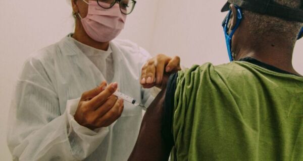 Cabo Frio começa a aplicar quarta dose da vacina contra Covid em idosos com mais de 80 anos