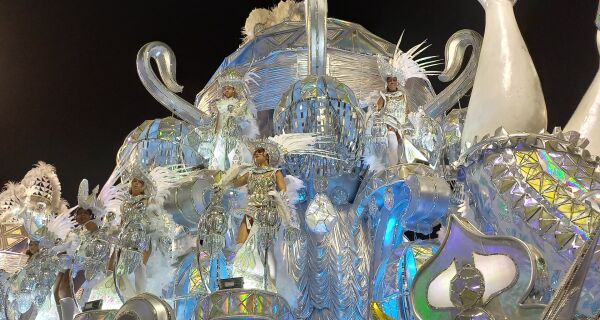 Viradouro e Mangueira se destacam em noite equilibrada no Grupo Especial do Rio 