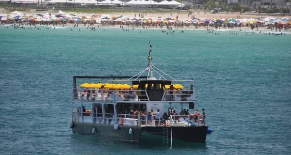 Projeto oferece passeios de barco com preços reduzidos para moradores de Cabo Frio