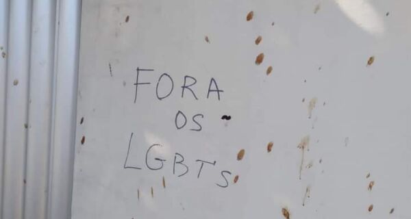 Muro da sede da Prefeitura de Cabo Frio aparece rabiscado com inscrições homofóbicas 
