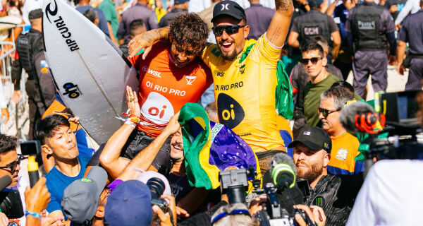 Filipe Toledo é tetracampeão da etapa brasileira do Circuito Mundial de Surfe
