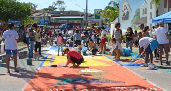 Tapete de sal e procissão marcam solenidade de Corpus Christi em Búzios