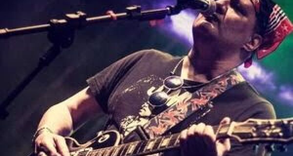 Guitarrista Léo Barreto lança música em homenagem a lendas do rock