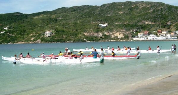 Arraial do Cabo abre inscrições para aulas gratuitas de canoa havaiana