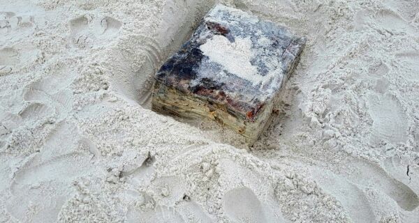 Fardos de borracha que seriam da época da Segunda Guerra são encontrados em Arraial do Cabo
