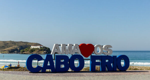 Letreiro "Amamos Cabo Frio" é instalado na Praia do Forte