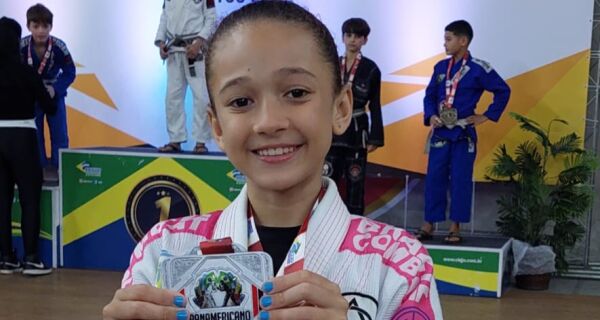 Lutadora cabo-friense de dez anos ganha medalha de prata no Pan-Americano de Jiu-Jitsu 