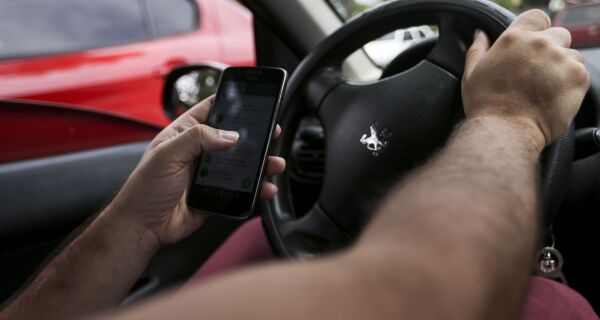 Uso de celular ao volante é atitude que mais incomoda motorista, segundo levantamento da CCR