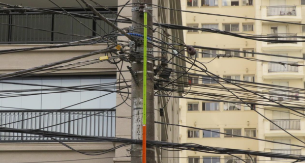 Enel Distribuição Rio retira cinco toneladas de fios irregulares de postes em 2022 