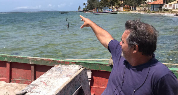 A lagoa vive: pescador captura perumbeba gigante em São Pedro da Aldeia
