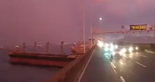 Navio à deriva colide com a ponte Rio-Niterói