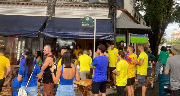 Nova tabacaria no Canal, em Cabo Frio, atrai clientes com atrativos durante jogos da Copa 