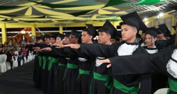 Escola Bilíngue Municipal de Araruama forma primeiros alunos