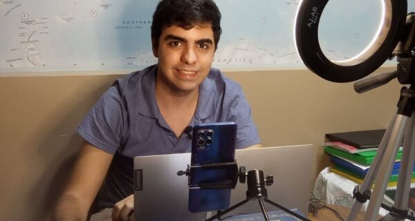 Cabo-friense premiado pela SECEC-RJ entrevista jornalista Rodrigo Cabral em estreia de programa