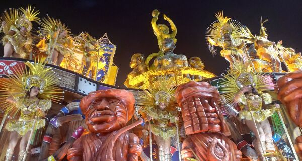 Mangueira arrasta o povo em noite marcada por apresentações irregulares na Sapucaí