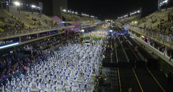 No Carnaval "pós-pandemia", Folha novamente cobre a folia na Sapucaí 