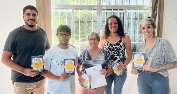 Educação de Cabo Frio recebe exemplares de livro sobre o primeiro indígena universitário