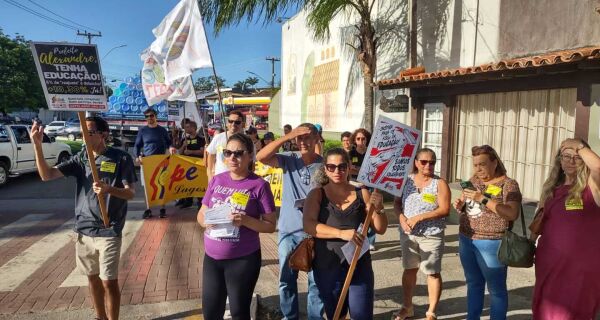 Após protesto, profissionais da educação de Búzios podem parar