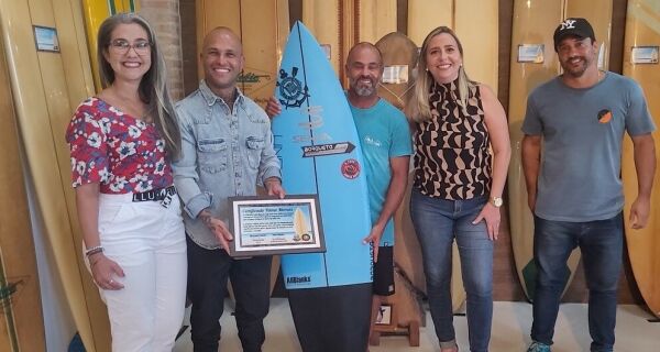 Espaço Cultural do Surfe, em Cabo Frio, ganha réplica de prancha utilizada em Nazaré