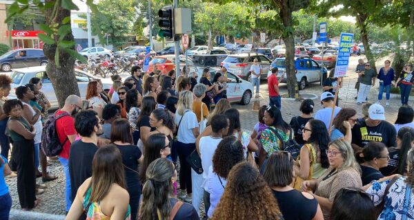 Profissionais da Educação fazem protesto na porta da Prefeitura de Cabo Frio