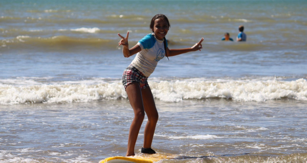 Projeto utiliza surf para promover empoderamento de meninas buzianas