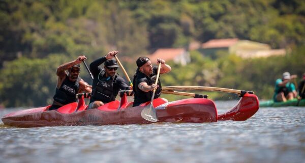 Equipe de canoa havaiana representa a Região dos Lagos em Campeonato Estadual