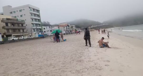 Homem morre ao ser atingido por raio em praia de Arraial do Cabo
