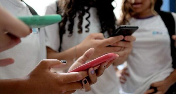 Câmara de Cabo Frio faz consulta pública sobre a proibição de celulares nas escolas