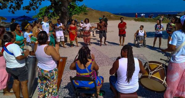 Coletivo GRIOT, de Cabo Frio, promove cortejo de bloco afro no Canto do Forte
