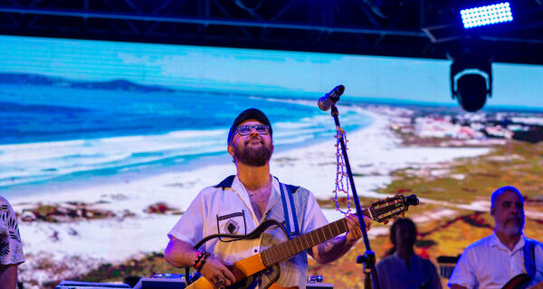 A "Alma de Beira da Praia" de Azul Puro Azul deságua no Centro Cultural Manoel Camargo, em Arraial